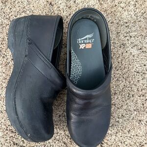 Dansko XP 2.0 Black Clogs
